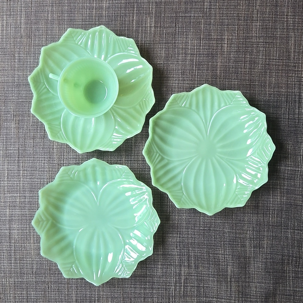 Vintage Jadeite set of 3 lotus plates and 1 Fire-King mug- as is